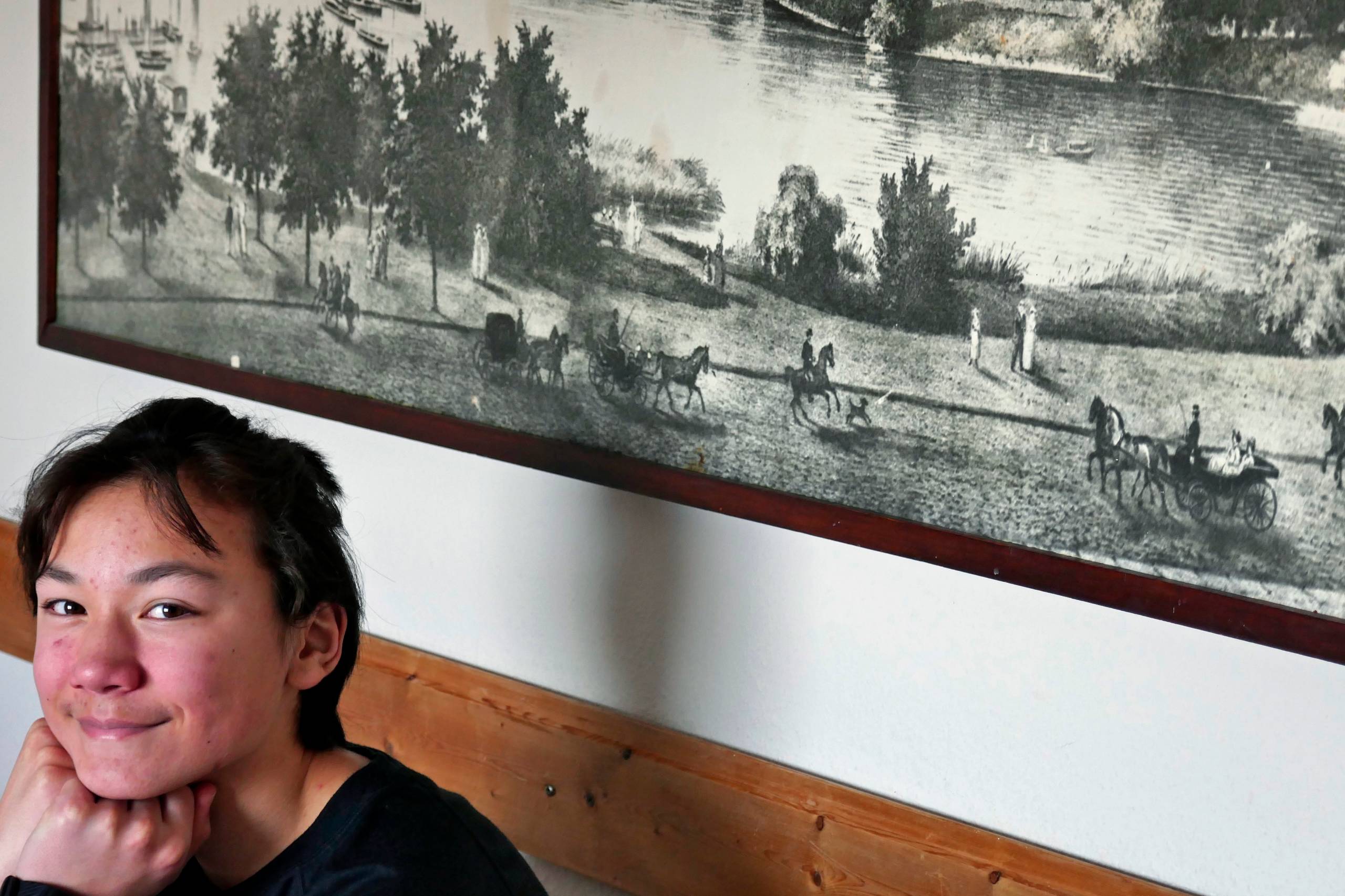Luka ved spisebordet